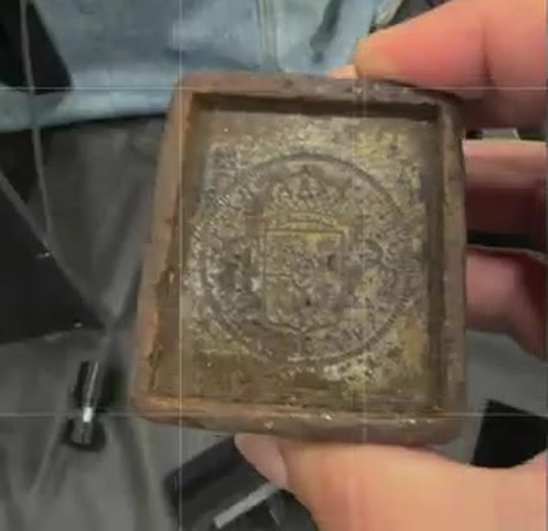 Coin die with the crowned Spanish shield, held in the owner’s hand at the Cincinnati coin show